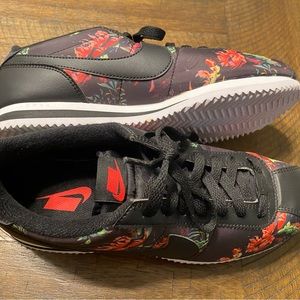 Only worn twice!! Originally from the 2019 line. Size 8.5. BV-6067-001